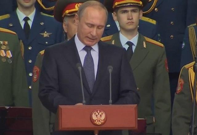 Vladimir Putin fala ao microfone (Reprodução/SBT Brasil)