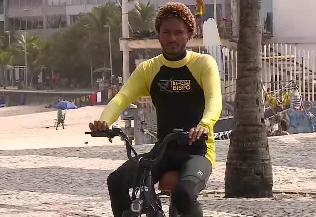 Jovem anda com a bicicleta elétrica que comprou há quatro meses (Reprodução/SBT Brasil)