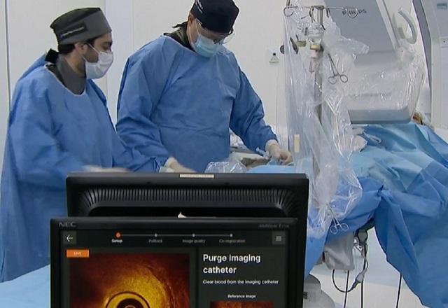 Profissionais da saúde atuando em cirurgia (Reprodução/SBT Brasil)