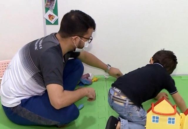Homem brinca com criança (Reprodução/SBT Brasil)