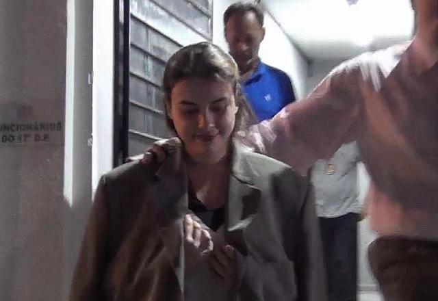 Alicia Muller deixando delegacia (Reprodução/SBT Brasil)