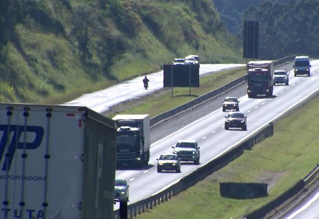 Veículos passando por rodovia (Reprodução/SBT Brasil)