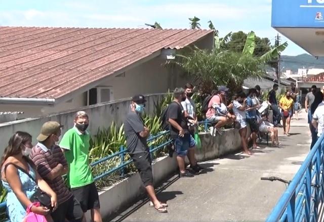 Pacientes aguardam do lado de fora de policlínica (Reprodução/SBT Brasil)