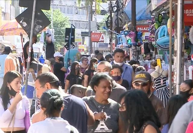 Pessoas caminhando em via (Reprodução/SBT Brasil)