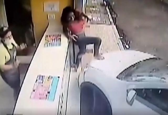 Imagem gravada mostra estudante se apoiando em balcão e colocando pé em capô e carro para escapar de atropelamento (Reprodução/SBT Brasil)
