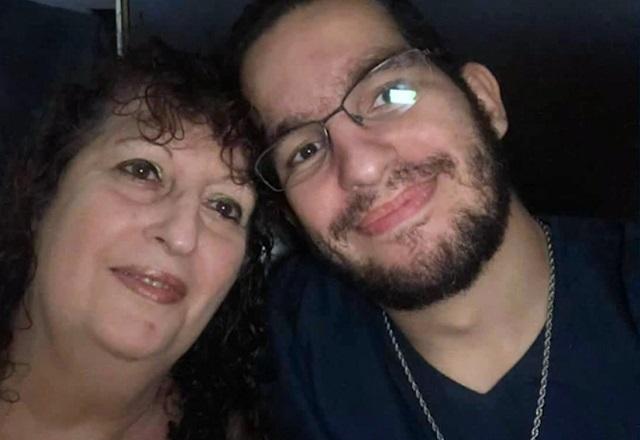 Homem com a mãe, que ele matou (Reprodução/SBT Brasil)