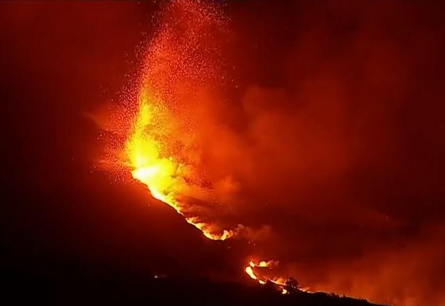 Com o aumento da atividade do vulcão, agora há três rios de lava correndo paralelamente em direção ao mar (Reprodução/SBT Brasil)