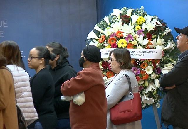 Pessoas em frente a coroas de flores no velório de Claudia Jimenez (Reprodução/SBT Brasil)