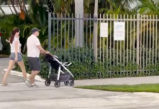 Pai empurra carrinho com bebê (Reprodução/SBT Brasil)