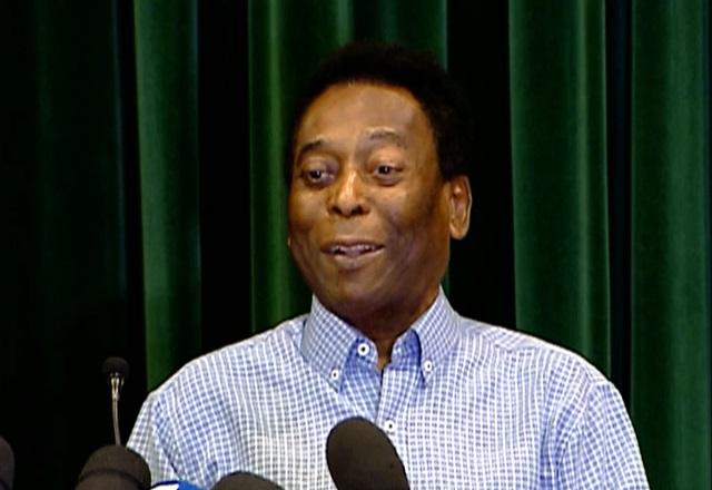 Pelé dá entrevista a jornalistas (Reprodução/SBT Brasil)