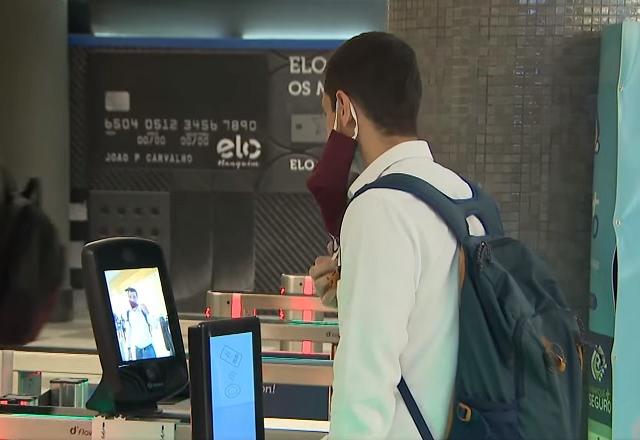 Passageiro aguarda tela de identificação liberar passagem para a área de embarque em aeroporto (Reprodução/SBT Brasil)