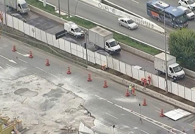 Carros passando passando pela Marginal Tietê, ao lado do local do acidente (Reprodução/SBT Brasil)