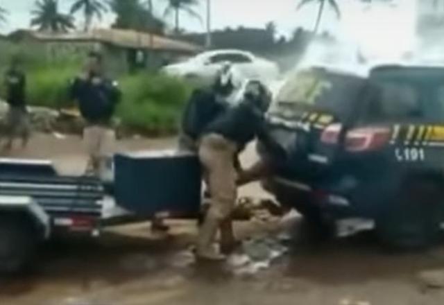 Policiais mantém Genivaldo preso em porta-malas com gás lacrimogênio (Reprodução/SBT Brasil)