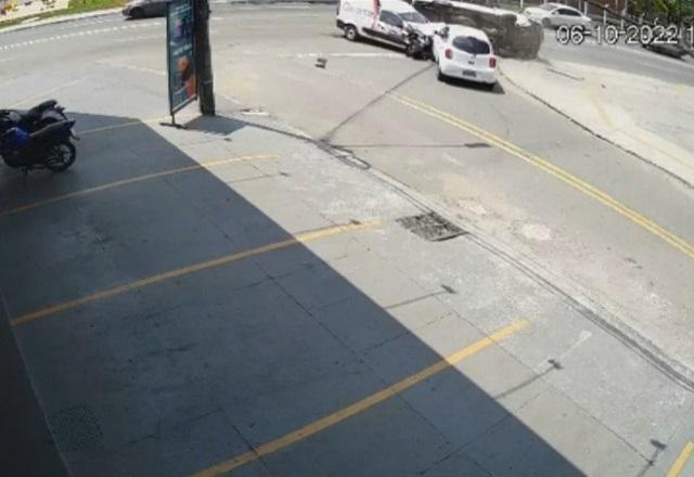 Van tombada após carro Fiorino colidir com ela (Reprodução/SBT Brasil)