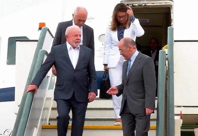 Lula e Janja desembarcando em Lisboa (Reprodução/SBT Brasil)