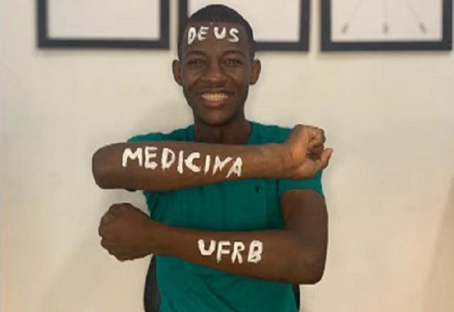 Jovem comemora conquista de vaga no curso de medicina (Reprodução/SBT Brasil)