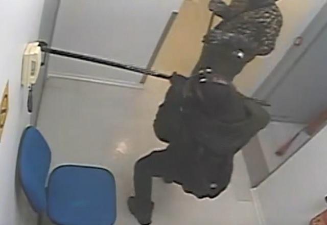 Imagens mostra momento em que criminosos invadem banco no interior de São Paulo (Reprodução/SBT Brasil)