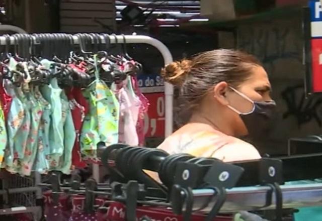 Mulher em loja de roupas (Reprodução/SBT Brasil)