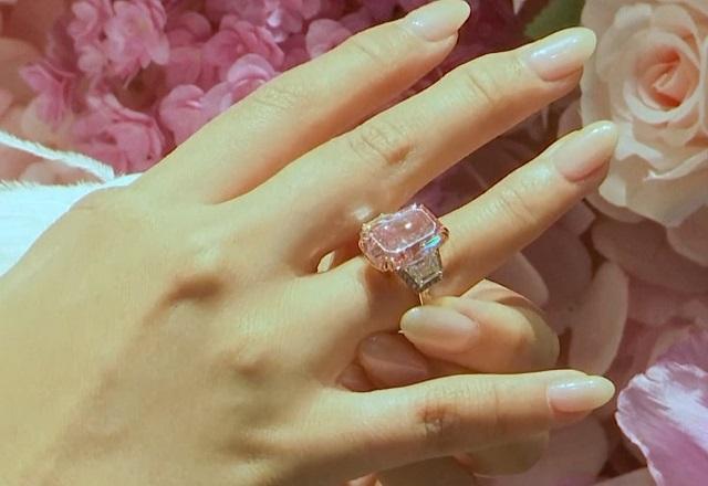 Mulher coloca anel com o diamante rosa (Reprodução/SBT Brasil)