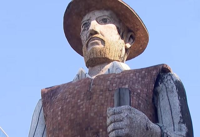 Parte superior da estátua do bandeirante Borba Gato (Reprodução/SBT Brasil)