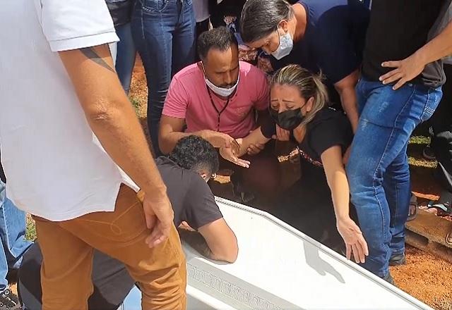 Familiares acompanham enterro de menino (Reprodução/SBT Brasil)