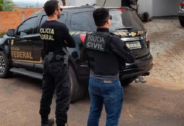 Agentes da Polícia Federal e da Polícia Civil próximos a viatura da PF (Leandro Trindade/SBT Cuiabá)