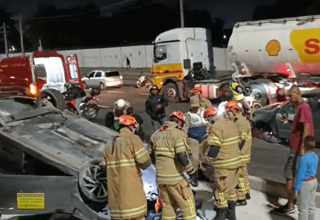 Veículo desgovernado capotou e atingiu outro carro | Reprodução
