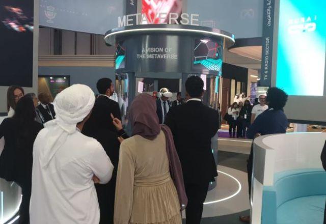 Um dos estandes que mais tem chamado a atenção do público é o da Dubai Media, onde é possível entrar em uma cabine instalada bem ao centro e mergulhar no metaverso | Cezar Camilo/SBT New
