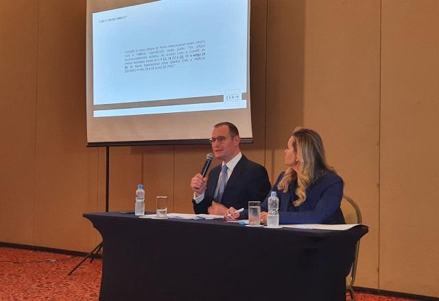 Advogados Cristiano Zanin e Valeska Martins dão coletiva (Guilherme Resck/SBT News)