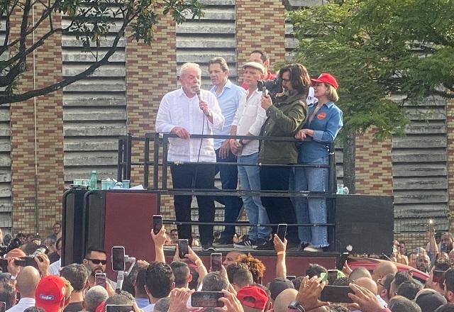Lula fala ao microfone em mini palanque no ABC Paulista (Débora Bergamasco/SBT News)
