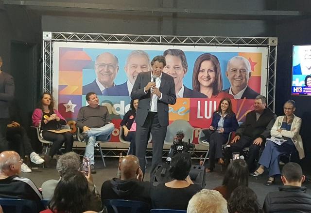 Haddad fala ao microfone em ato de lançamento do programa de governo (Gudryan Neufert/SBT News)