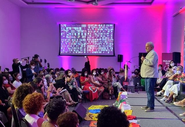 Lula fala ao microfone em reunião com mulheres (Guilherme Resck/SBT News)