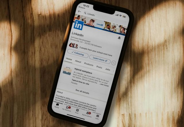 Hashtags, modo criador ampliado e botão seguir ganharão protagonismo na plataforma | Unsplash/Montagem/SBT News