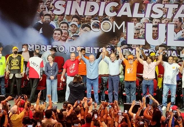 Lula e Alckmin lado a lado, com os braços erguidos, junto com sindicalistas (Guilherme Resck/SBT News)