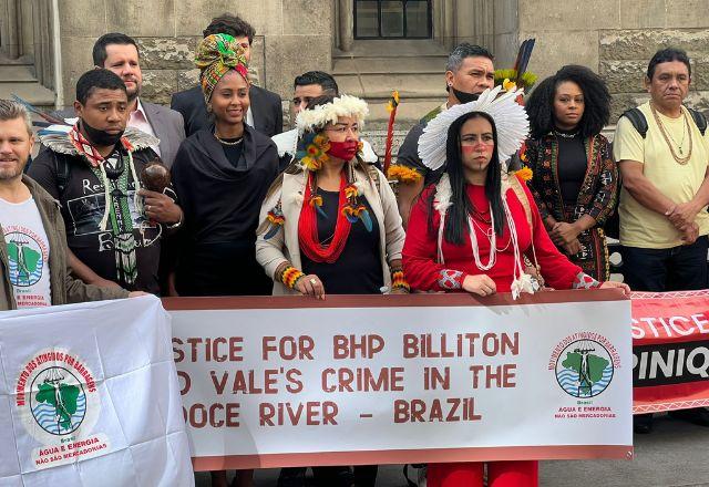 Indigenas, moradores de Bento Rodrigues, vítimas da tragédia em Mariana protestam em frente a corte britânica | Sérgio Utsch/SBT News