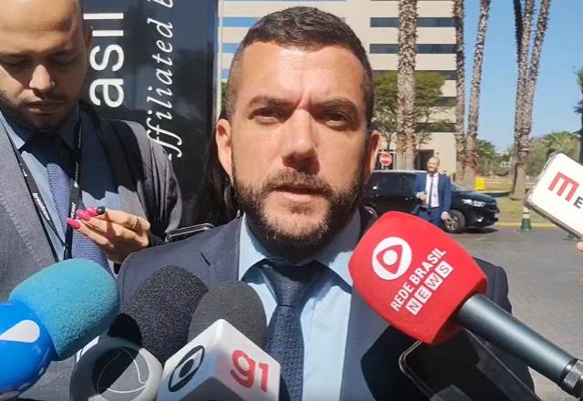 Carlos Jordy dando entrevista a jornalistas (Guilherme Resck/SBT News)