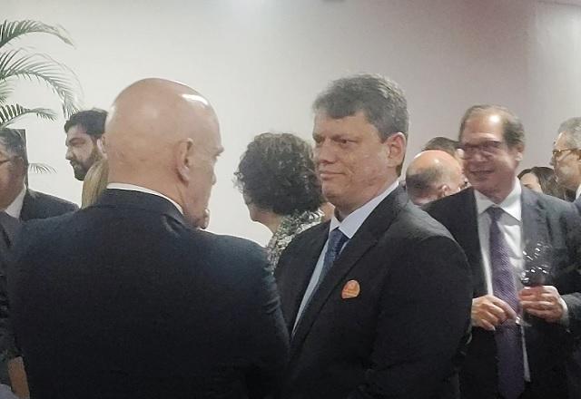 Tarcísio de Freitas e Alexandre de Moraes conversando (Guilherme Resck/SBT News)