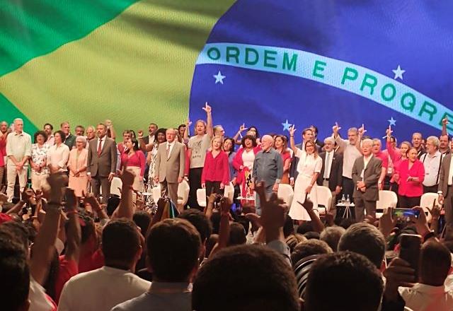 Lula e outros petistas no palco do Auditório Master do Centro de Convenções Ulysses Guimarães, durante ato político de abertura da Conferência Eleitoral PT 2024 (Guilherme Resck/SBT News)