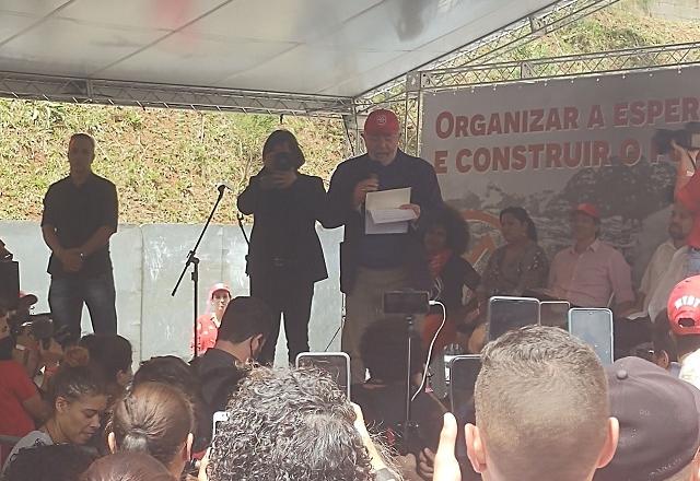 Lula discursando em visita a condomínios construídos pelo MTST (Guilherme Resck/SBT News)