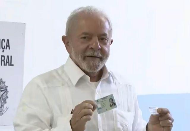 Político, que lidera as pesquisas de intenção de voto, chegou por volta das 9h20 na Escola Estadual Firmino Correia de Araújo | Reprodução/SBT News