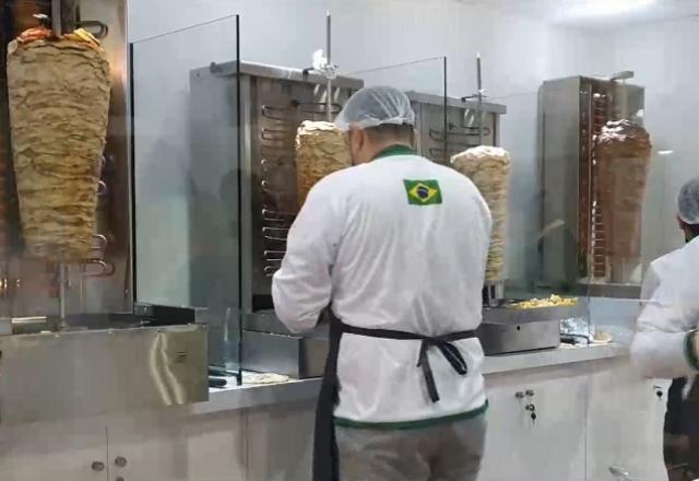 Profissional prepara carne na Gulfood (Reprodução/SBT Rio Grande)