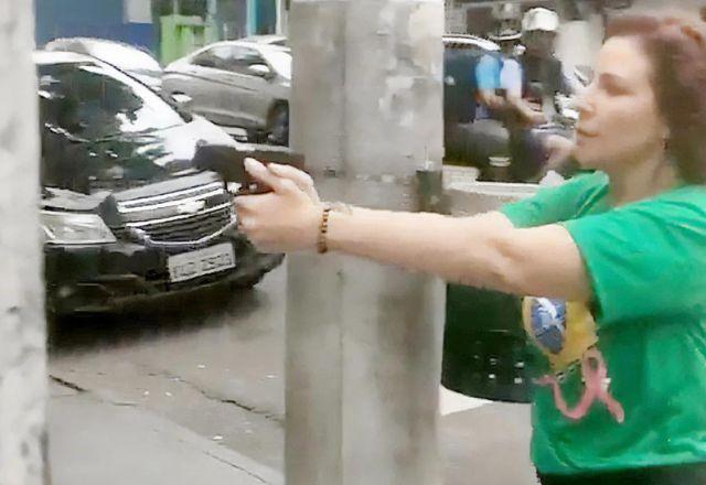 Carla Zambelli aponta arma (Reprodução/SBT)