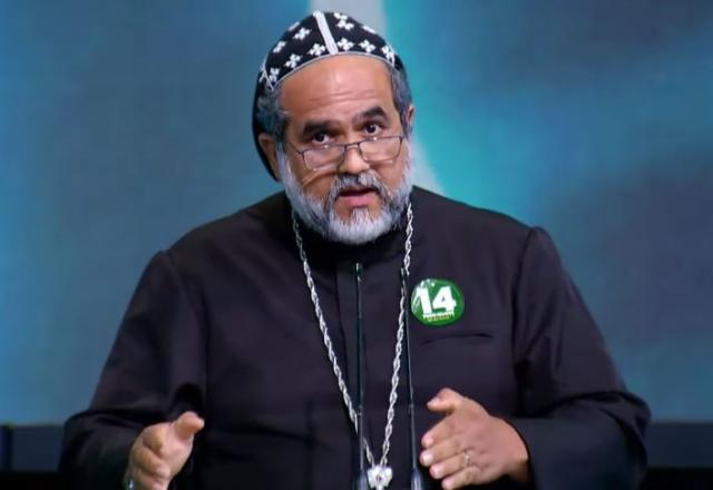 Padre Kelmon gesticula enquanto fala (Reprodução/SBT)
