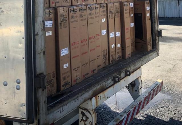 PM prende 4 com carga roubada avaliada em R$ 2 milhões em Arujá PM prende 4 com carga roubada avaliada em R$ 2 milhões em Arujá
