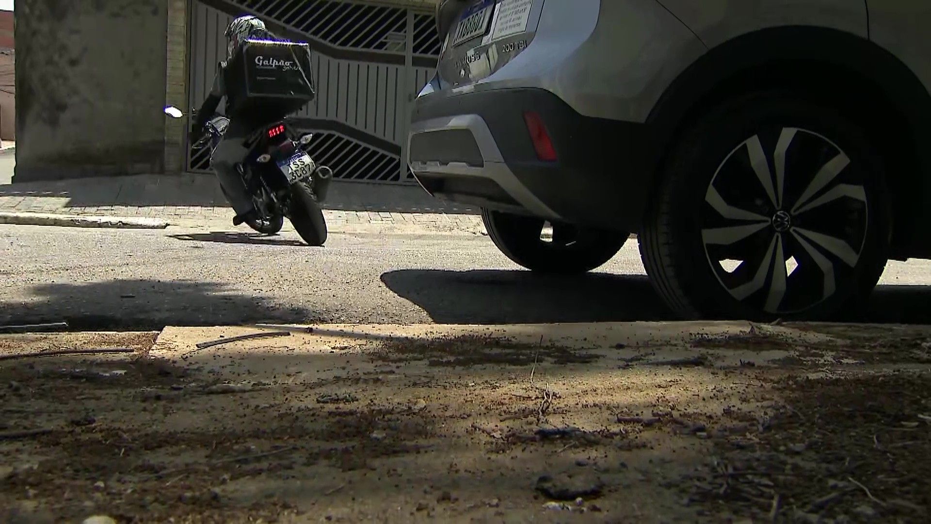 Cinegrafista do SBT conseguiu filmar placa de moto usada por criminoso | SBT