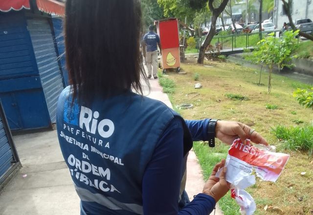 Secretária Municipal de Ordem Pública retira cartazes ilegais de interdição em quiosques no RJ | Reprodução