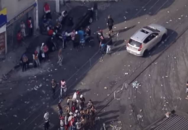 SP: jovens se aglomeram durante baile funk em meio à pandemia da Covid-19