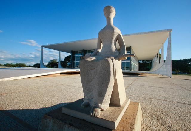 Estátua em frente ao prédio do Supremo Tribunal Federal (Divulgação/STF)