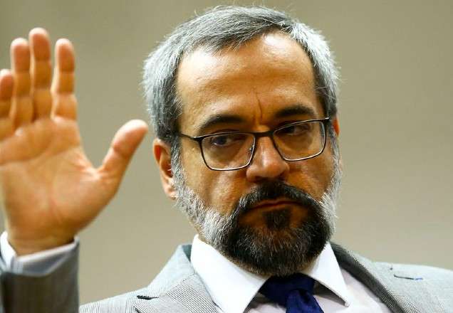 STF recebe pedidos de apreensão do passaporte de Weintraub