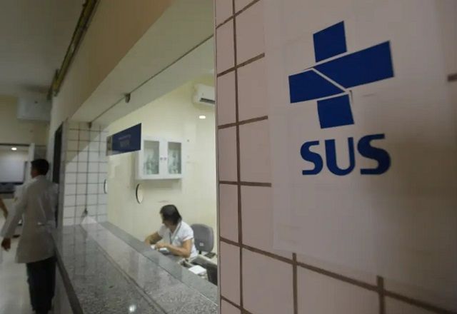 Símbolo do SUS em folha de papel colada em parede de unidade de saúde (Marcello Casal Jr./Agência Brasil)